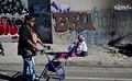 歩道に座る路上生活者の男性。米ロサンゼルスで（2023年11月22日撮影）。(c)Frederic J. BROWN / AFP