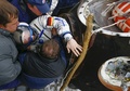国際宇宙ステーション（ISS）からカザフスタン北部アルカルイク（Arkalyk）へ着陸し帰還カプセルから出される宇宙飛行士（2014年11月10日撮影）。(c)AFP/SHAMIL ZHUMATOV