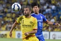 サッカーAFCチャンピオンズリーグ、決勝トーナメント1回戦第2戦、柏レイソル対水原三星ブルーウィングス。水原三星ブルーウィングスの具滋龍（奥）とボールを競る柏レイソルのレアンドロ（2015年5月26日撮影）。(c)AFP/KAZUHIRO NOGI