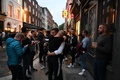 英ロンドンのソーホー地区で、バーの外でハグを交わす人々（2020年7月4日撮影）。(c)JUSTIN TALLIS / AFP