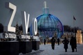 ロシア首都モスクワで、クリスマスと新年を祝うイルミネーションの中に設置された、ウクライナ侵攻への支持を示す「Z」や「V」、「O」の文字（2022年12月19日撮影）。(c)Natalia KOLESNIKOVA / AFP