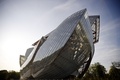 パリ（Paris）のブローニュの森（Bois de Boulogne）の森に建設された「ルイ・ヴィトン　ファウンデーション（Fondation Louis Vuitton）」の外観の一部（2014年4月10日撮影）。(c)AFP/FRANCK FIFE