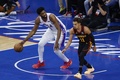 20-21NBAプレーオフ、イースタンカンファレンス準決勝、フィラデルフィア・セブンティシクサーズ対アトランタ・ホークス。試合に臨むフィラデルフィア・セブンティシクサーズのジョエル・エンビード（左）とアトランタ・ホークスのトレイ・ヤング（2021年6月20日撮影）。(c)Tim Nwachukwu/Getty Images/AFP