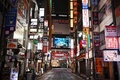 緊急事態宣言によって人けがなくなった東京・新宿の歌舞伎町（2020年4月11日撮影）。(c)Charly TRIBALLEAU / AFP