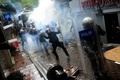 トルコ・イスタンブール（Istanbul）で、メーデーのデモの参加者を催涙ガスなどで制圧する機動隊（2014年5月1日撮影）。(c)AFP/OZAN KOSE