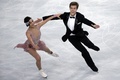 フィギュアスケート・グランプリ（GP）シリーズ第5戦、エリック ・ボンパール杯（Trophee Eric Bompard 2013）アイスダンス・ショートダンス（SD）。演技に臨むエレーナ・イリニフ（Elena Ilinykh）/ ニキータ・カツァラポフ（Nikita Katsalapov）組（2013年11月15日撮影）。(c)AFP/KENZO TRIBOUILLARD