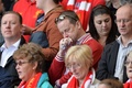 リバプール（Liverpool FC）の本拠地アンフィールド（Anfield）で行われた追悼式典で涙を流す男性（2014年4月15日撮影）。(c)AFP/PAUL ELLIS