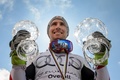 アルペンスキーW杯2013-14、男子回転最終戦。トロフィーを手にポーズをとるマルセル・ヒルシャー（Marcel Hirscher、2014年3月16日撮影）。(c)AFP/FABRICE COFFRINI