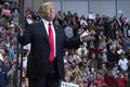 米ミシシッピ州ビロクシで開かれた「Make America Great Again（米国を再び偉大に）」集会に出席したドナルド・トランプ米大統領（2018年11月26日撮影）。(c)Jim WATSON / AFP