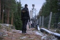 フィンランド・イマトラで、ロシア国境付近に立つ国境警備隊員（2022年11月18日撮影、資料写真）。(c)Alessandro RAMPAZZO / AFP