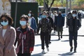 中国・北京の地下鉄駅に向かって歩く人々（2020年4月23日撮影、資料写真）。(c)GREG BAKER / AFP
