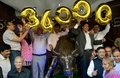インド・ムンバイ証券取引所（BSE）の主要株価指数SENSEXが3万4000の節目を初めて突破したことを祝って、風船を掲げる職員ら（2017年12月26日撮影）。(c)AFP PHOTO / PUNIT PARANJPE