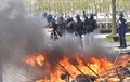 仏ナントで行われた労働法改正案への抗議デモで、炎上するバリケードのそばに立つ警官隊（2016年4月28日撮影）。(c)AFP/LOIC VENANCE