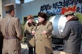 北朝鮮の国営朝鮮中央通信（KCNA）が配信した、固体燃料ロケットエンジン試験に立ち会う金正恩第1書記の写真（2016年3月24日配信）。(c)AFP/KCNA VIA KNS