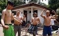 インドネシアの首都ジャカルタ郊外タンゲランで免疫力を高めようと太陽光を浴びる人々（2020年4月3日撮影）。(c)FAJRIN RAHARJO / AFP