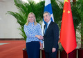 バルトネン外相（左）と握手を交わす王毅氏（2024年10月30日撮影）。(c)Xinhua News