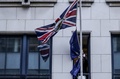 ベルギーの首都ブリュッセルにある欧州連合（EU）の英国代表部事務所で、欧州旗を降納する当局者（2020年1月31日撮影）。(c)OLIVIER HOSLET / POOL / AFP