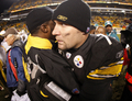 勝利を喜び抱擁を交すスティーラーズのQBベン・ロスリスバーガー（%%Ben Roethlisberger%%）とマイク・トムリン（%%Mike Tomlin%%）ヘッドコーチ（左）。(c)AFP/Getty Images Gregory Shamus
