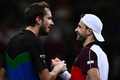 男子テニス、パリ・マスターズ、シングルス2回戦。試合を終え、握手を交わすダニール・メドベージェフ（左）とグリゴール・ディミトロフ（2023年11月1日撮影）。(c)JULIEN DE ROSA / AFP