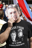 ボスニア・ヘルツェゴビナ西部バニャルカ（Banja Luka）で、ラドバン・カラジッチ（Radovan Karadzic）被告の写真を掲げる支持者（2008年7月26日撮影）。(c)AFP/MILAN RADULOVIC