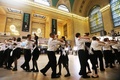 米ニューヨーク（New York）のグランド・セントラル駅（Grand Central Terminal）で1日、駅の開業100周年を祝うイベントが行われた。

100年の節目を祝い、駅舎内の店舗は商品を1913年当時の価格で販売。コーヒーは5セント（約4.6円）、靴磨きは10セント（約9.2円）で提供された。

1913年2月2日に開業した同駅は、70年代には解体の危機にも直面したが、現在は1日当たり約75万人が利用する国内最大規模の交通ハブになっている。ボザール建築の外観を誇る駅舎は、市内ではタイムズスクエア（Times Square）に次ぐ人気観光名所だ。

写真は、祝賀イベントで社交ダンスを披露する「ダンシング・クラスルームズ（Dancing Classrooms）」所属の若いダンサーたち（2013年2月1日撮影）。(c)AFP/Getty Images/Mario Tama