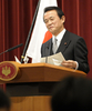 首相官邸で行った年頭の記者会見中に笑顔を見せる麻生太郎（Taro Aso）首相（2009年1月4日撮影）。(c)AFP/TOSHIFUMI KITAMURA