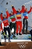 2010年%%バンクーバー冬季五輪%%、ノルディックスキー・ジャンプ団体決勝。表彰台で優勝を喜ぶオーストリアの（左から）ウォルフガング・ロイツル（%%Wolfgang Loitzl%%）、アンドレアス・コフラー（%%Andreas Kofler%%）、トーマス・モルゲンシュテルン（%%Thomas Morgenstern%%）、グレゴア・シュリーレンツァウアー（%%Gregor Schlierenzauer%%）。（2010年2月22日撮影）(c)AFP/DON EMMERT