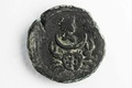 イスラエル考古学庁が公開した約1900年前のローマ時代の硬貨（2022年7月26日撮影）。(c)MENAHEM KAHANA / AFP