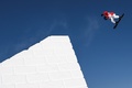 張家口の雲頂スノーパークで練習に臨むスノーボードスロープスタイルの選手（2022年2月2日撮影）。(c)MARCO BERTORELLO / AFP