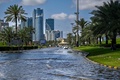 アラブ首長国連邦（UAE）シャルジャの冠水した道路（2024年4月17日撮影）。(c)Ahmed RAMAZAN / AFP