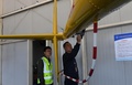 ヘリコプターを整備する姜路軍さん（右）（2019年4月1日撮影）。(c)CNS/王剛