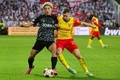 サッカーヨーロッパリーグ、決勝トーナメントプレーオフ第1戦、ランス対SCフライブルク。ボールを競るSCフライブルクの堂安律（左）とランスのルゼミスワフ・フランコフスキ（2024年2月15日撮影）。(c)FRANCOIS LO PRESTI / AFP