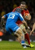 ラグビーシックスネーションズ（Six Nations Rugby 2014）第1週、ウェールズ対イタリア。イタリアのミシェル・カンパニャーロ（Michele Campagnaro、手前）とボールを競るウェールズのジェイミー・ロバーツ（Jamie Roberts、2014年2月1日撮影）。(c)AFP/BEN STANSALL