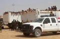 イスラム過激派組織「イスラム国（IS）」が支配するイラク中部ファルージャの南方の村からイラク軍の支援によって脱出してきた避難民たち（2016年6月12日撮影）。(c)AFP/MOADH AL-DULAIMI