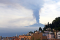 イタリア・シチリア島の町、タオルミーナ上空のエトナ山の噴煙（2015年12月4日撮影）。(c)AFP/GIOVANNI ISOLINO