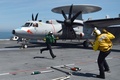 大西洋を航行する米空母ジョージ・H・W・ブッシュの甲板で、フランス海軍の偵察機「ホークアイ」を誘導して離艦させるカタパルト担当のナイジェル氏（右、2018年5月11日撮影）。(c)AFP / Eric Baradat