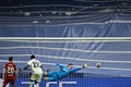 サッカースペイン1部リーグ、レアル・マドリードのGKティボー・クルトワ（右、2023年3月15日撮影、資料写真）。(c)JAVIER SORIANO / AFP