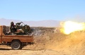 シリア南西部クネイトラ県で、重機関銃を使用する反体制派の戦闘員（2017年6月28日撮影）。(c)AFP/Mohamad ABAZEED