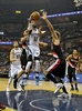 14-15NBAプレーオフ1回戦（7回戦制）、メンフィス・グリズリーズ対ポートランド・トレイルブレイザーズ。得点を狙うメンフィス・グリズリーズのマイク・コンリー（2015年4月22日撮影）。(c)AFP/Getty Images/Frederick Breedon