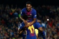17-18スペイン1部リーグ第34節、FCバルセロナ対ビジャレアル。得点を決めたウスマン・デンベレ（下）と喜ぶFCバルセロナのジェリー・ミナ（2018年5月9日撮影）。(c)AFP PHOTO / Pau Barrena