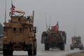 シリア北部の対トルコ国境にある要衝マンビジで、列になって走行する米軍車両（2018年12月30日撮影、資料写真）。(c)Delil SOULEIMAN / AFP