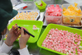 バラ形のせっけんを作る従業員（2018年5月17日撮影）。(c)AFPBB News/Yoko Akiyoshi