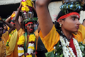 シンガポールで30日、ヒンズー教の大祭タイプーサム（Thaipusam）が行われた。ムルガ（Muruga）神をあがめるこの祭りは、 タミル暦のタイ（Thai）の月の満月の日に行われる。信者らは「カバディ（Kavadi）」と呼ばれる御輿（みこし）を鉄串などで自分の身体に固定して苦行の行進を行う。この祭りはマレーシアでも行われる。

写真は、マレーシア・クアラルンプール（Kuala Lumpur）で、頭にミルク壺を乗せてバトゥ洞窟（Batu cave）のヒンズー教寺院に向かうヒンズー教徒ら（2010年1月30日撮影）。(c)AFP/Saeed KHAN