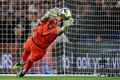 イングランド・フットボールリーグカップ3回戦、チェルシー対バロー。FKのボールに飛びつくバローのGKポール・ファーマン（2024年9月24日撮影）。(c)Adrian Dennis / AFP