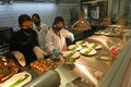シンガポールのADM研究所で、植物性代替肉を使った料理を準備する職員（2021年4月21日撮影）。(c)Roslan RAHMAN / AFP