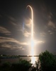 米フロリダ州のケネディ宇宙センターから打ち上げられた、スペースXの宇宙船「クルードラゴン」を搭載したロケット「ファルコン9」（2021年4月23日撮影）。(c)Gregg Newton / AFP