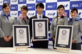 東京都内で行われた授与式でギネス世界記録公式認定証を受け取る羽生結弦（2016年8月22日）。(c)AFP/TORU YAMANAKA