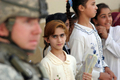 2007年5月27日、南部の都市ヒッラ（%%Hilla%%）で、学校の警備にあたる米兵。(c)AFP/MOHAMMED SAWWAF