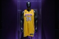 米ニューヨークにあるサザビーズのオークションハウスで展示された、元米プロバスケットボール（NBA）のコービー・ブライアント氏のユニホーム（2023年2月1日撮影）。(c)Ed JONES / AFP
