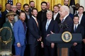 米ホワイトハウスを表敬訪問し、ジョー・バイデン大統領（手前）のスピーチに耳を傾けるロサンゼルス・ドジャースの選手ら（2021年7月2日撮影）。(c)MANDEL NGAN / AFP
